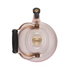 Chaleira Tradicional com Apito 1,6L Shell Pink Pegador Coração Dourado Le Creuset