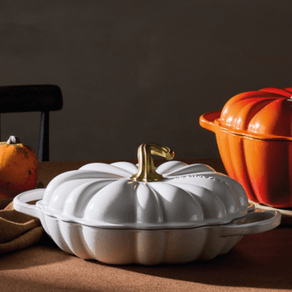 Caçarola Buffet 28cm 2.5L Abóbora Branco Ferro Fundido Pegador Dourado Le Creuset